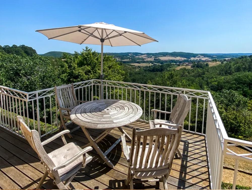 Le balcon dans le prolongement du salon 