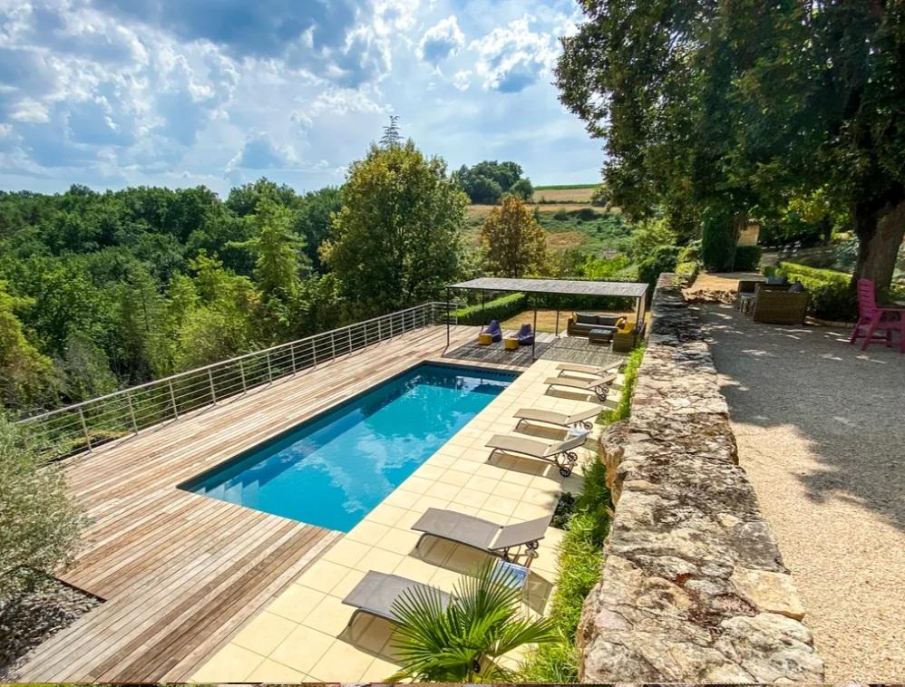 La vaste piscine (chauffée et couverte)