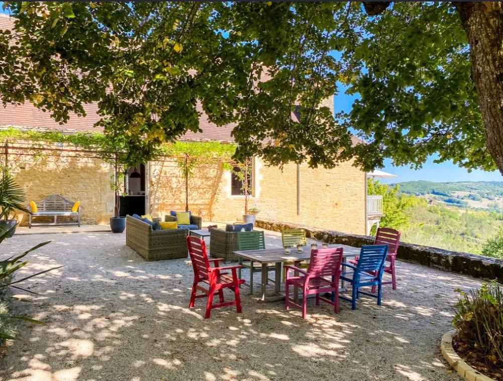 La terrasse, surplombant la piscine et la vallée 
