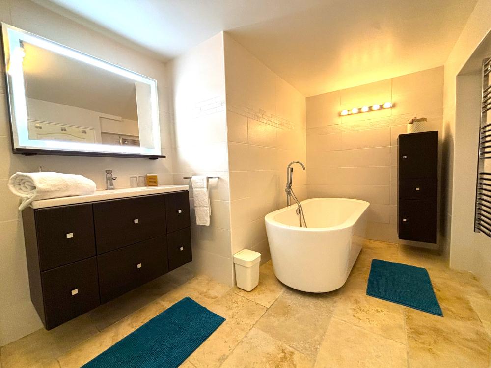 La salle de bain avec baignoire...