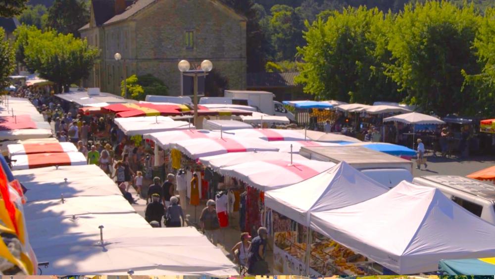 les commerces, dont le superbe marché du dimanche matin, sont à votre porte