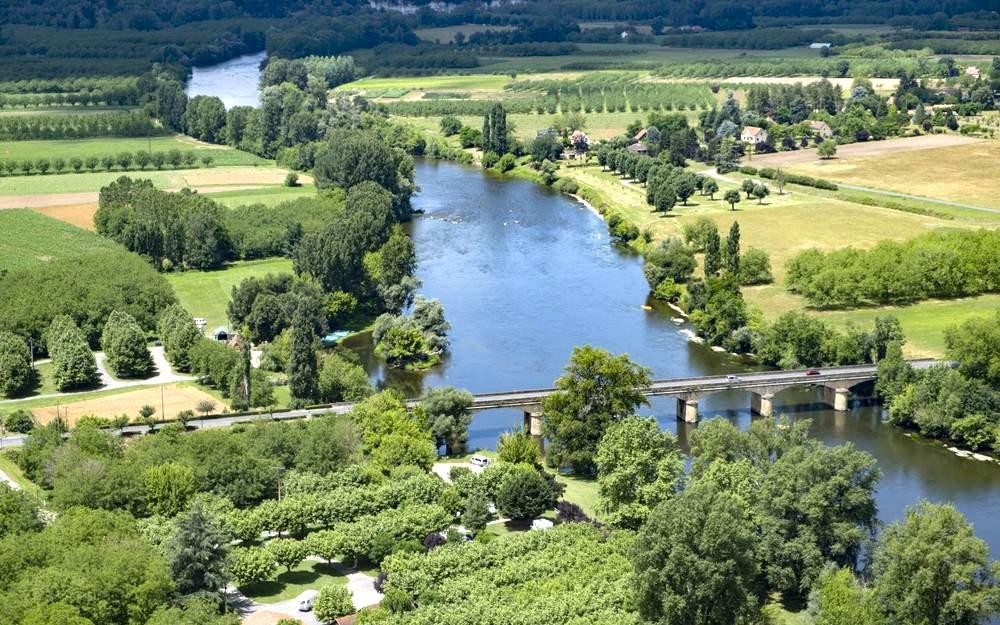 la rivières Dordogne est à 2,5km ... idéal pour la baignade ! 