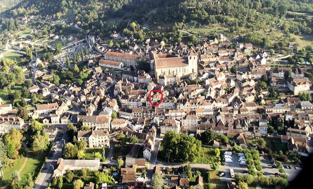 La maison est située au coeur du village médiévale de St Cyprien 