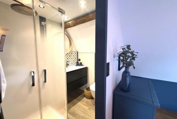 elle bénéficie d'une salle d'eau privée avec douche et toilettes 