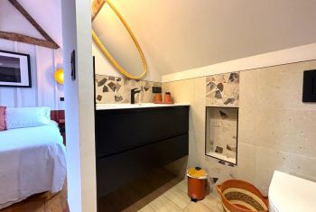 elle bénéficie d'une salle d'eau privée avec douche et toilettes 