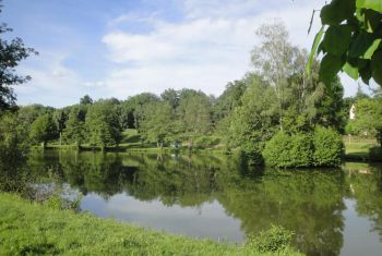 Le plan d'eau dans le village avec restaurant