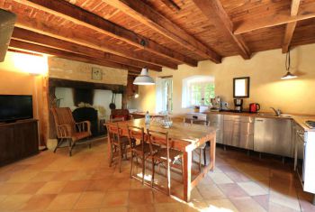 la vaste cuisine parfaitement équipée 