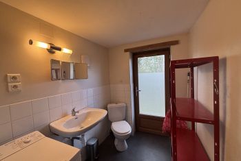 la salle de bain accessible depuis l'extérieur (niveau piscine) 