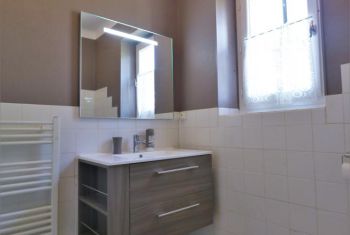 la salle d'eau à l'étage avec douche et toilettes