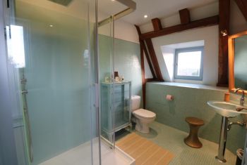 et salle d'eau ensuite 