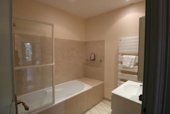 La salle de bain attenante 