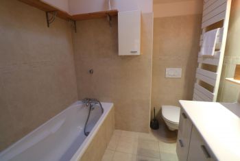 une salle de bain commune