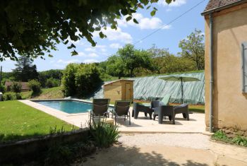 le salon de jardin aux abords de la piscine
