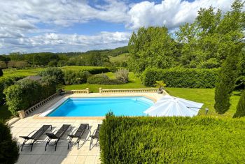 La piscine et la vue sur la vallée depuis la terrasse de la chambre principale 