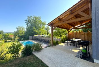 La terrasse surplombant la piscine 