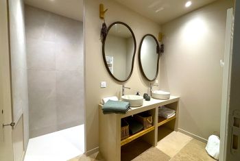 La salle d'eau de la suite  Coly au 1er étage (coté salon)