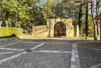 L'espace parking et superbe portail en fer forgé 