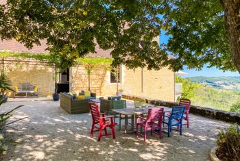 La terrasse, surplombant la piscine et la vallée 