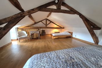et un lit simple