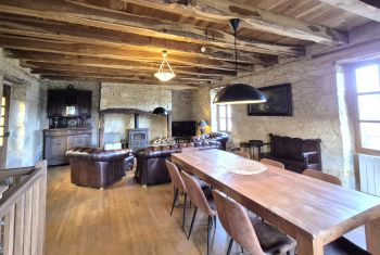 une grande table pour manger