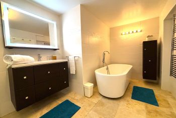 La salle de bain avec baignoire...